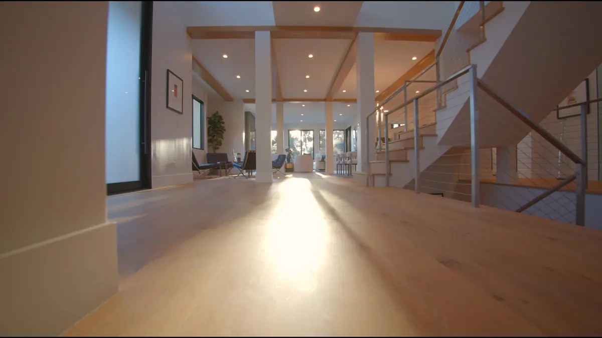Parquet chêne posé dans une entrée, escalier en arrière-plan